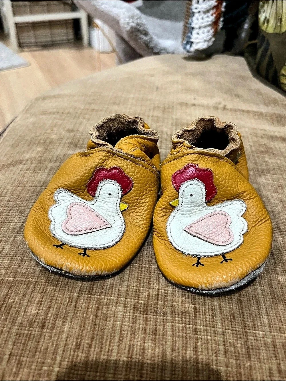 Sayoyo Baby Crib Shoes (see desc for size) Leather, Chicken Appliqué